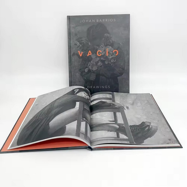 журнальний столик з книгами