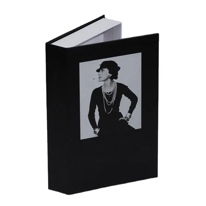 Cutie &icirc;n formă de carte